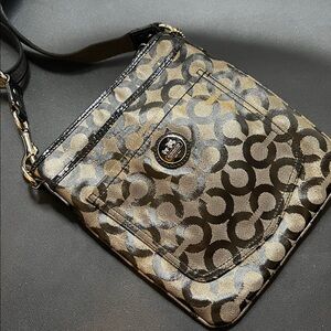 Coach Signature Sateen Swingpack Crossbody - Black - 3D Logo